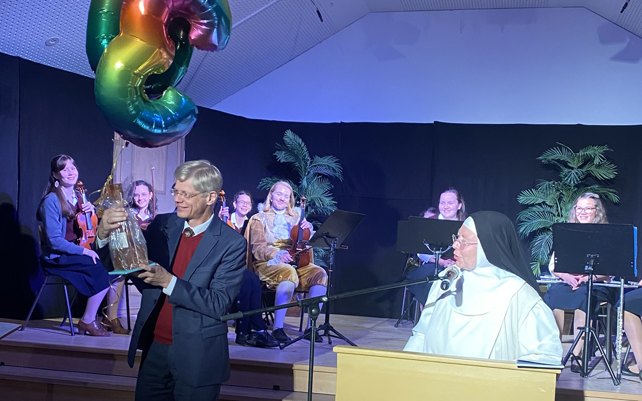 Dank an Herrn Dr. Wessel der dieses Jahr sein 30-jähriges Dienstjubiläum am STG feierte_