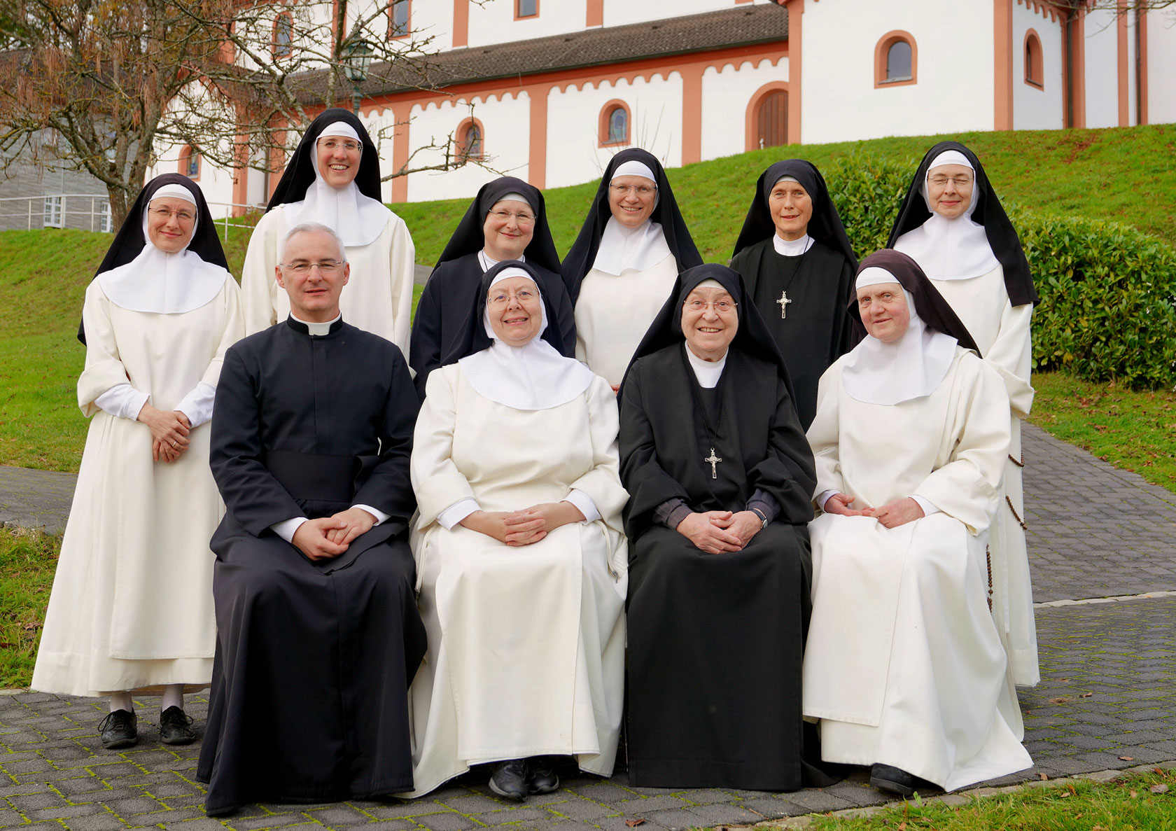 St.-Theresien-Gymnasium Schönenberg: Schwestern, Mütter und Priester